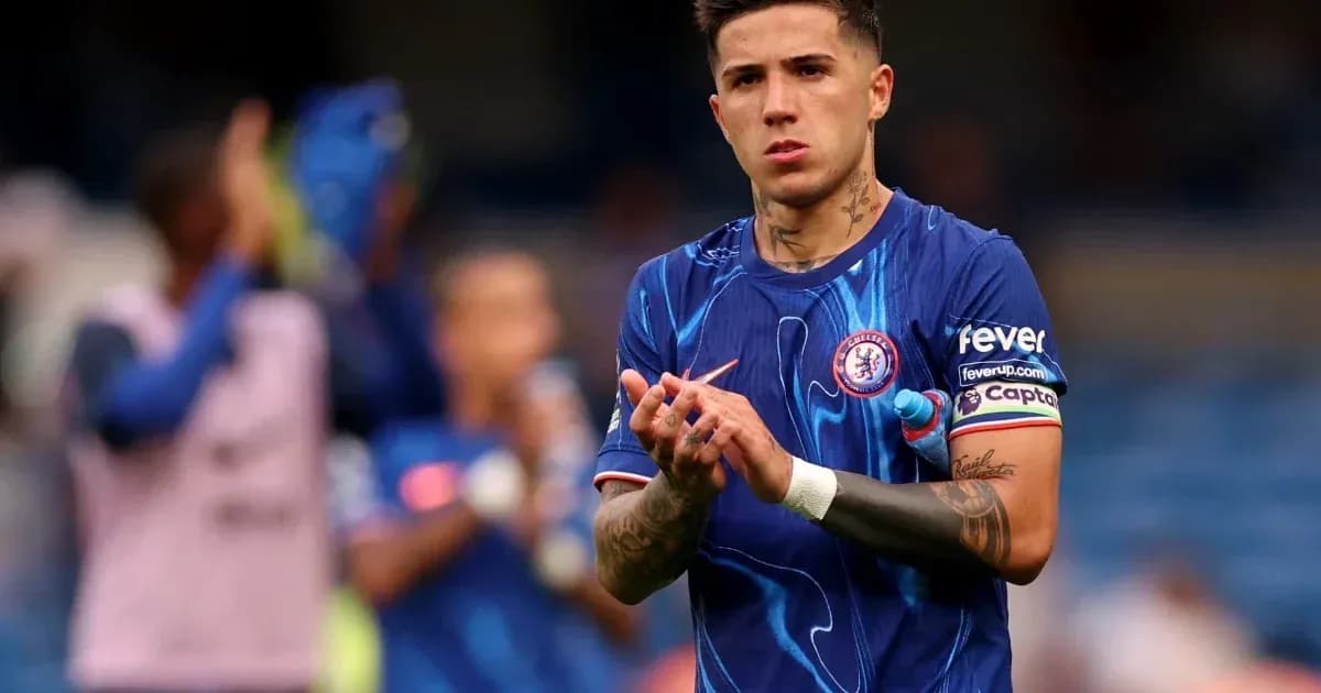 Jugador aplaudiendo en el campo durante partido