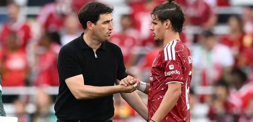 Entrenador hablando con jugador durante el partido