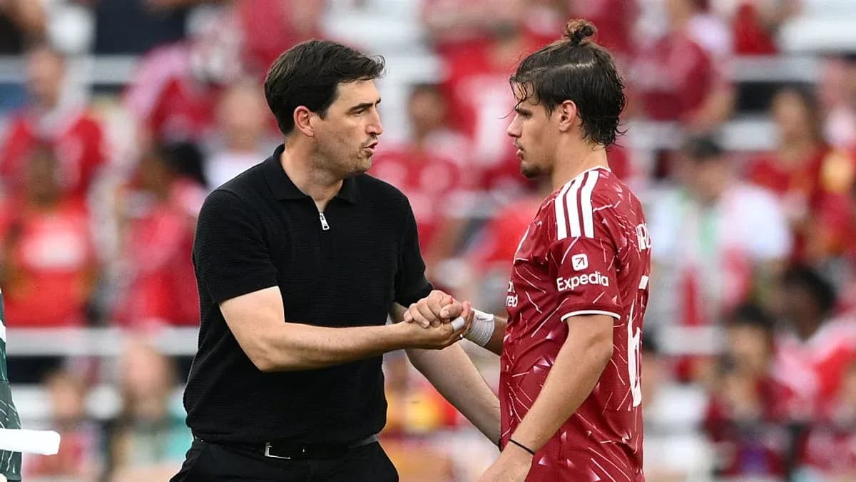 Entrenador hablando con jugador durante el partido