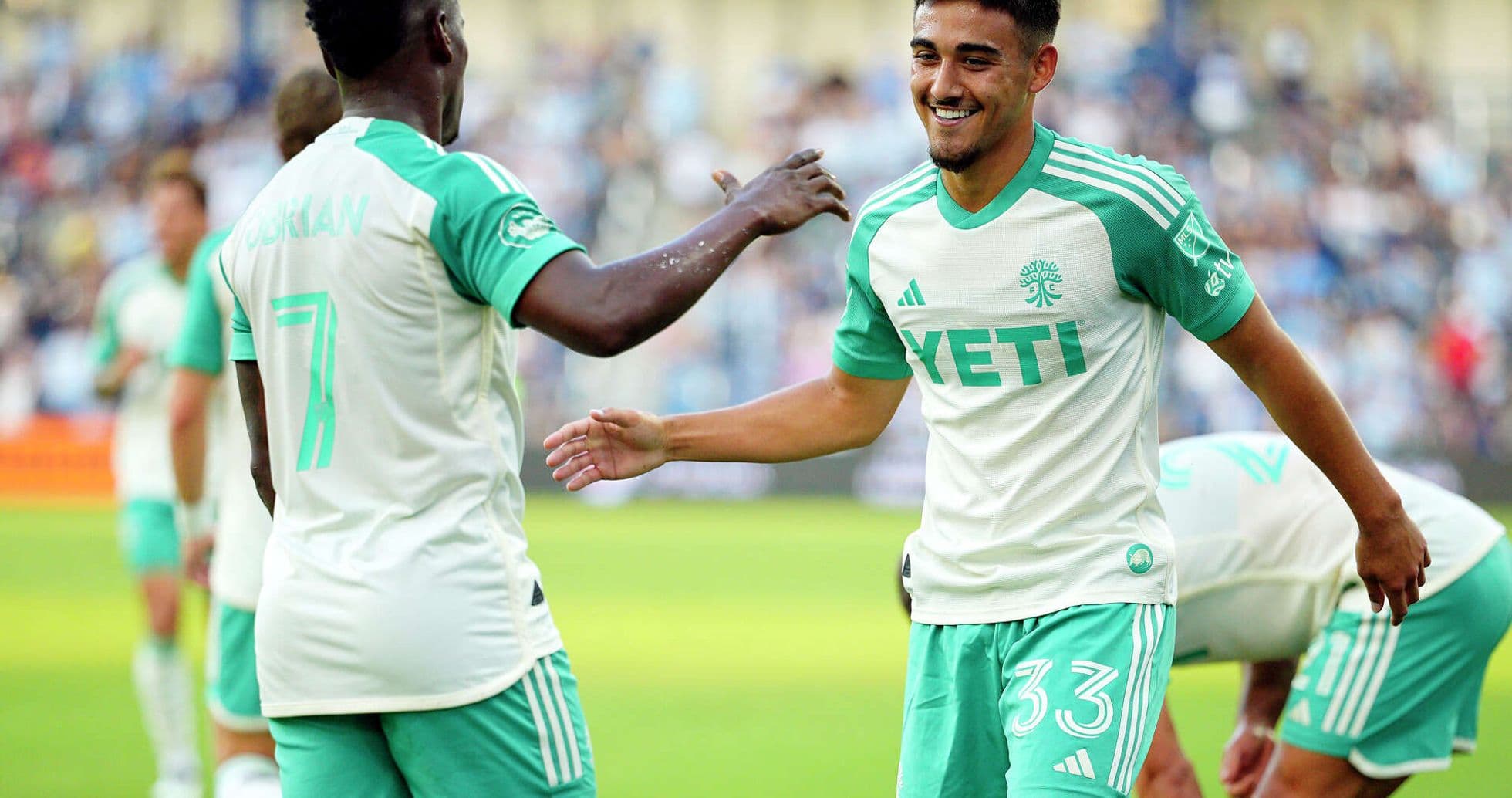Jugadores celebrando un gol en el partido