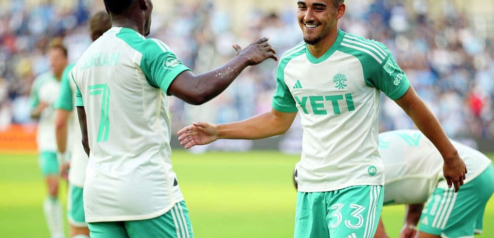 Jugadores celebrando un gol en el partido