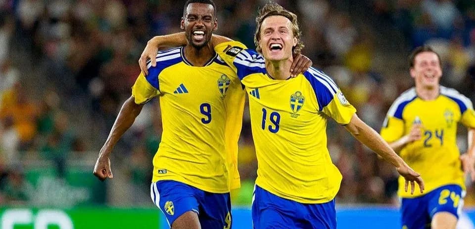 Jugadores de Suecia celebrando un gol durante el partido