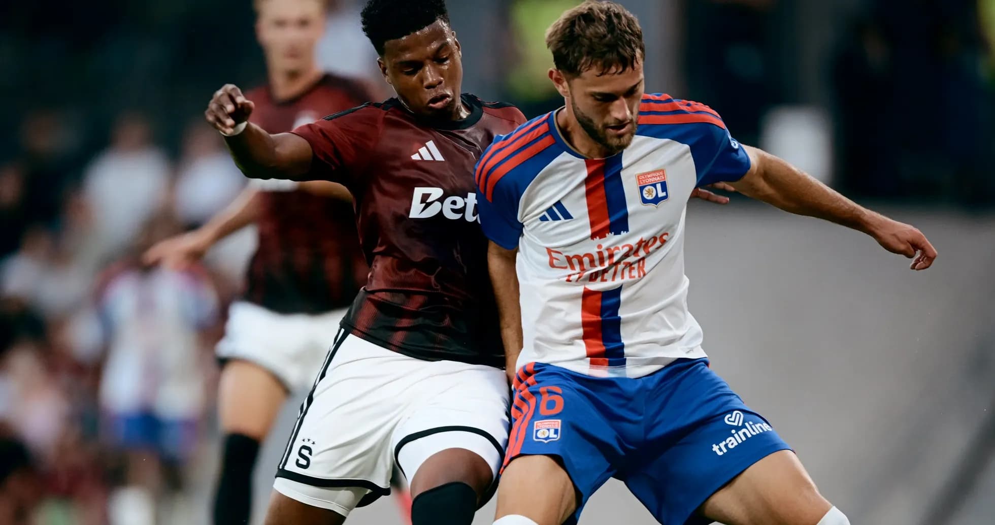 Jugadores de Lyon y Sparta Praha luchando por el balón