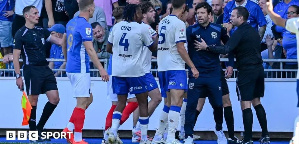 Jugadores discutiendo con el árbitro en el partido