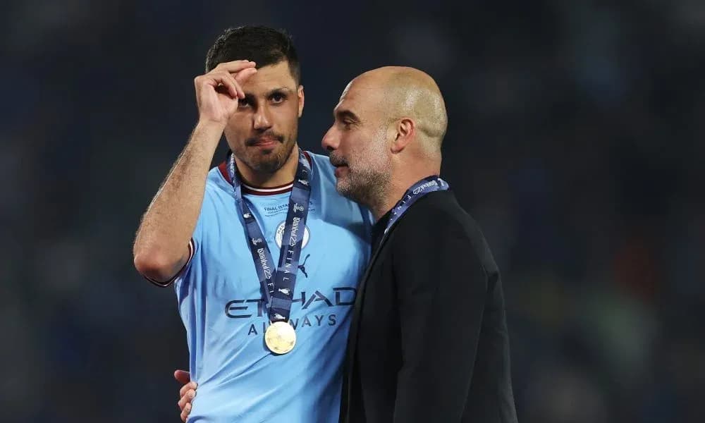 Jugador y entrenador de Manchester City tras el partido