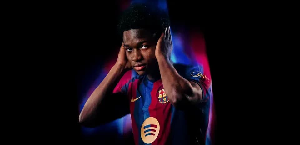 Jugador de Barcelona posando con camiseta del club