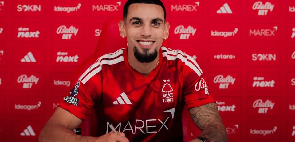 Jugador de Nottingham Forest firmando contrato