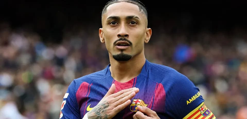 Jugador de FC Barcelona tocando el escudo del equipo