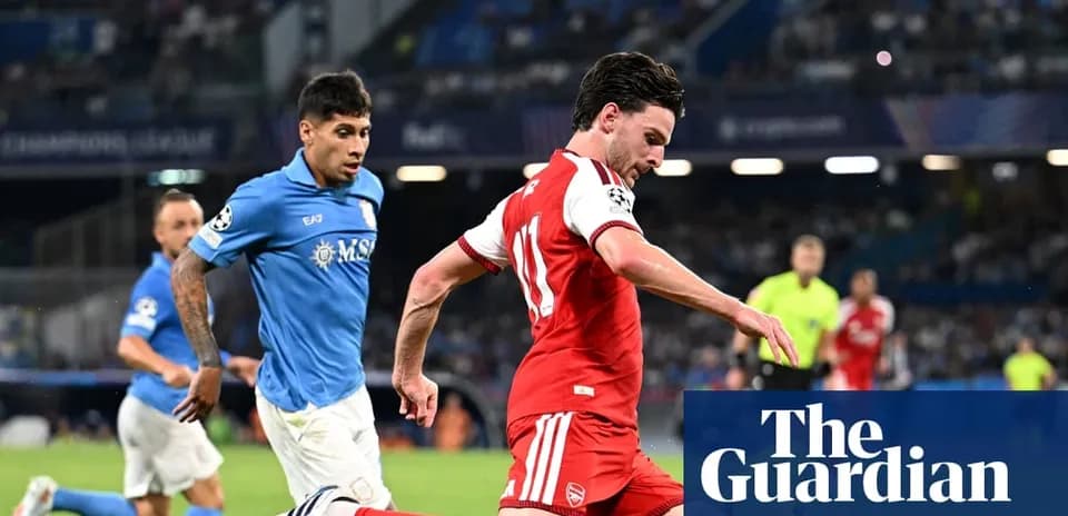 Jugador driblando mientras es perseguido por oponente