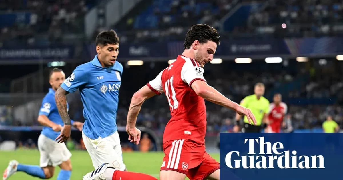 Jugador driblando mientras es perseguido por oponente