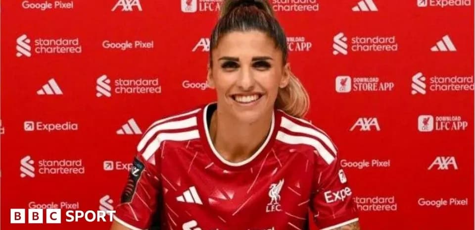 Jugadora de Liverpool en presentación con camiseta del club