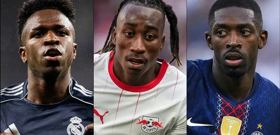 Tres jugadores en acción durante un partido de fútbol