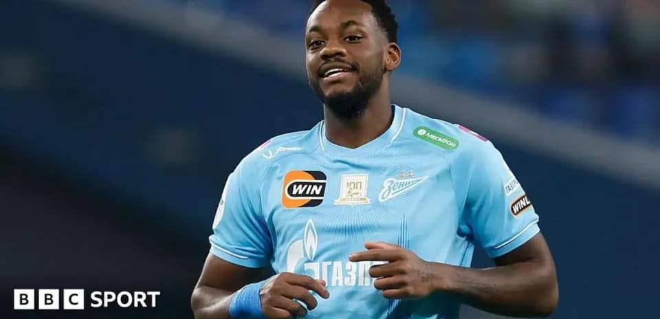 Jugador sonriendo con camiseta del Zenit durante partido