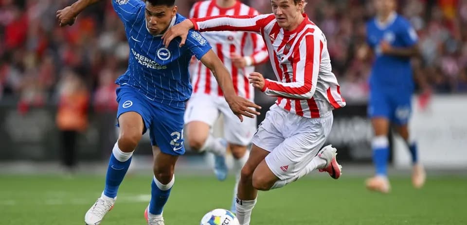 Jugador de Brighton luchando por el balón contra oponente