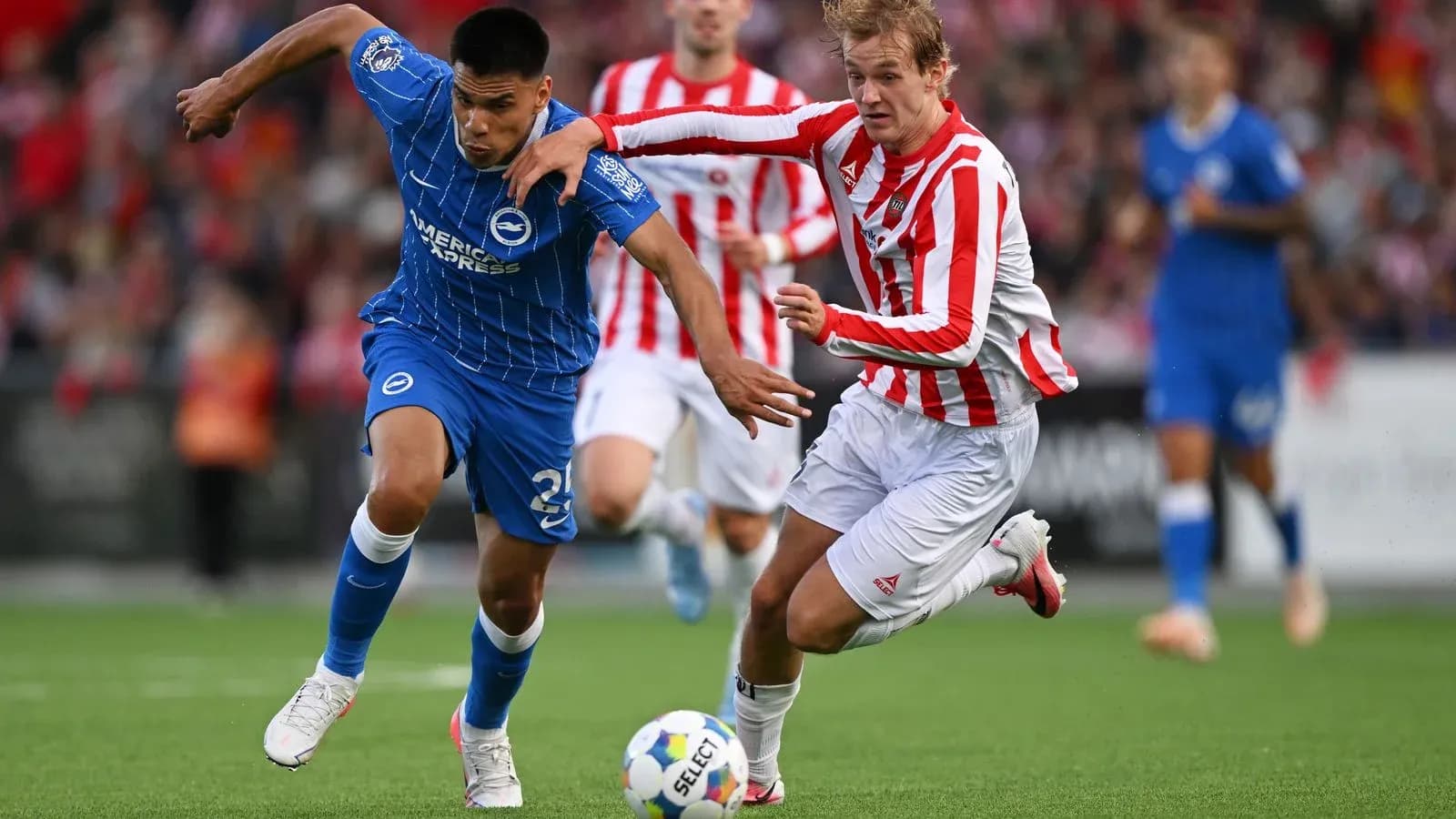Jugador de Brighton luchando por el balón contra oponente