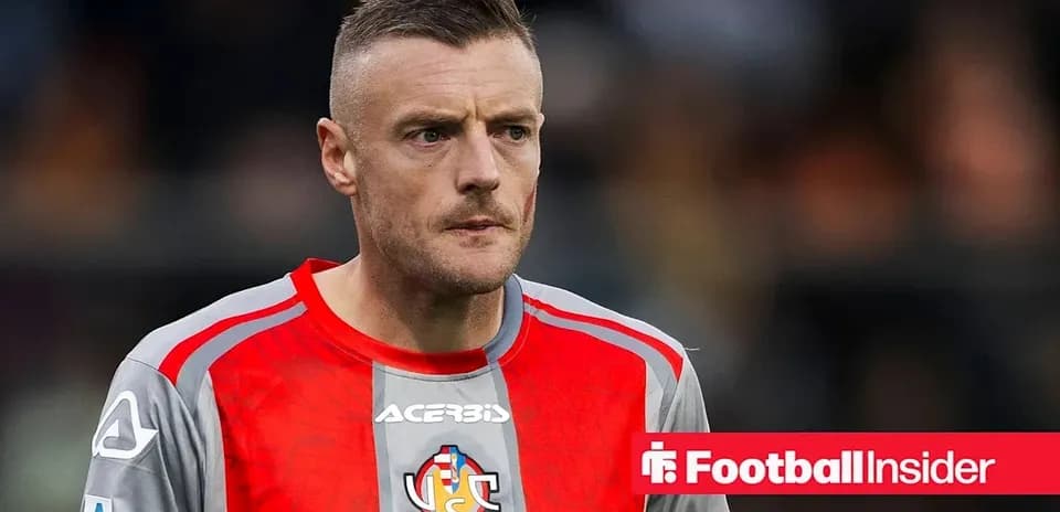 Jugador con camiseta roja y gris en el campo
