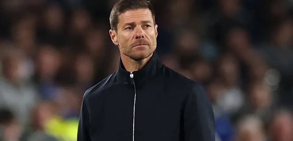 Entrenador observando el partido desde la línea lateral