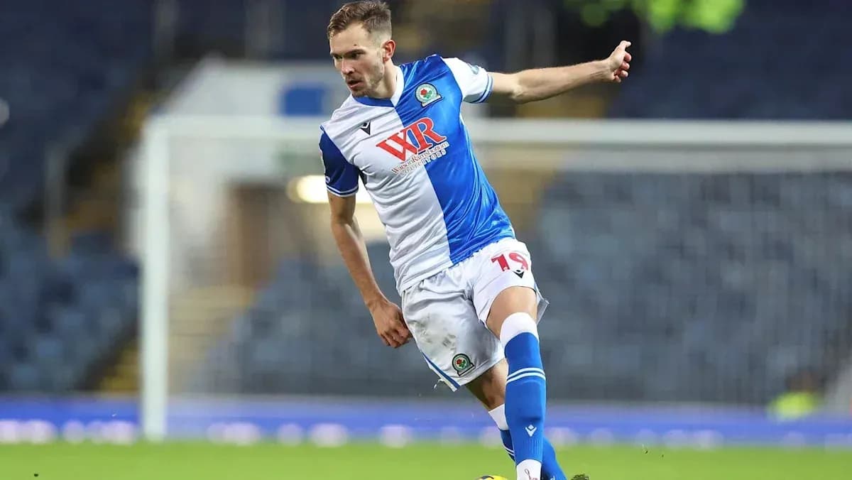 Jugador de Blackburn Rovers pateando el balón en partido