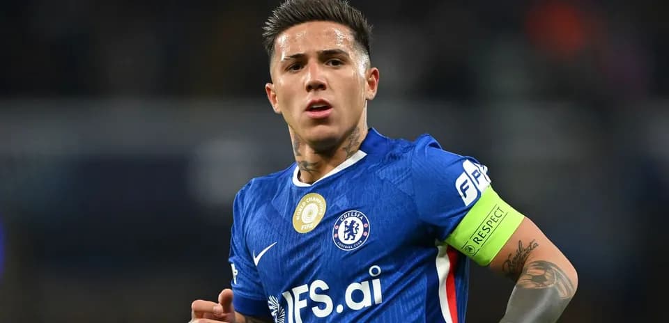 Jugador con camiseta de Chelsea en el campo