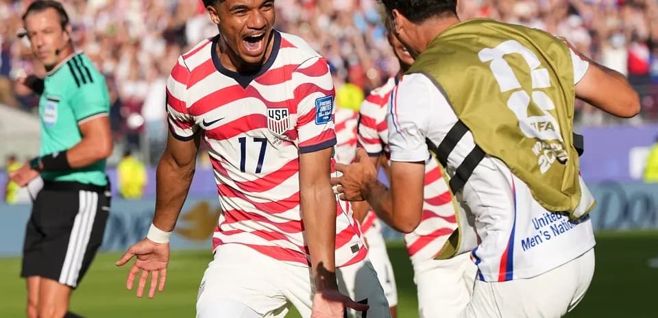 Jugador de EE. UU. celebra un gol en el Mundial