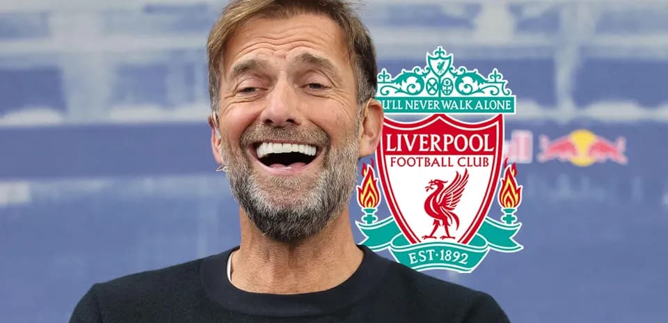 Entrenador de Liverpool sonriendo en conferencia de prensa