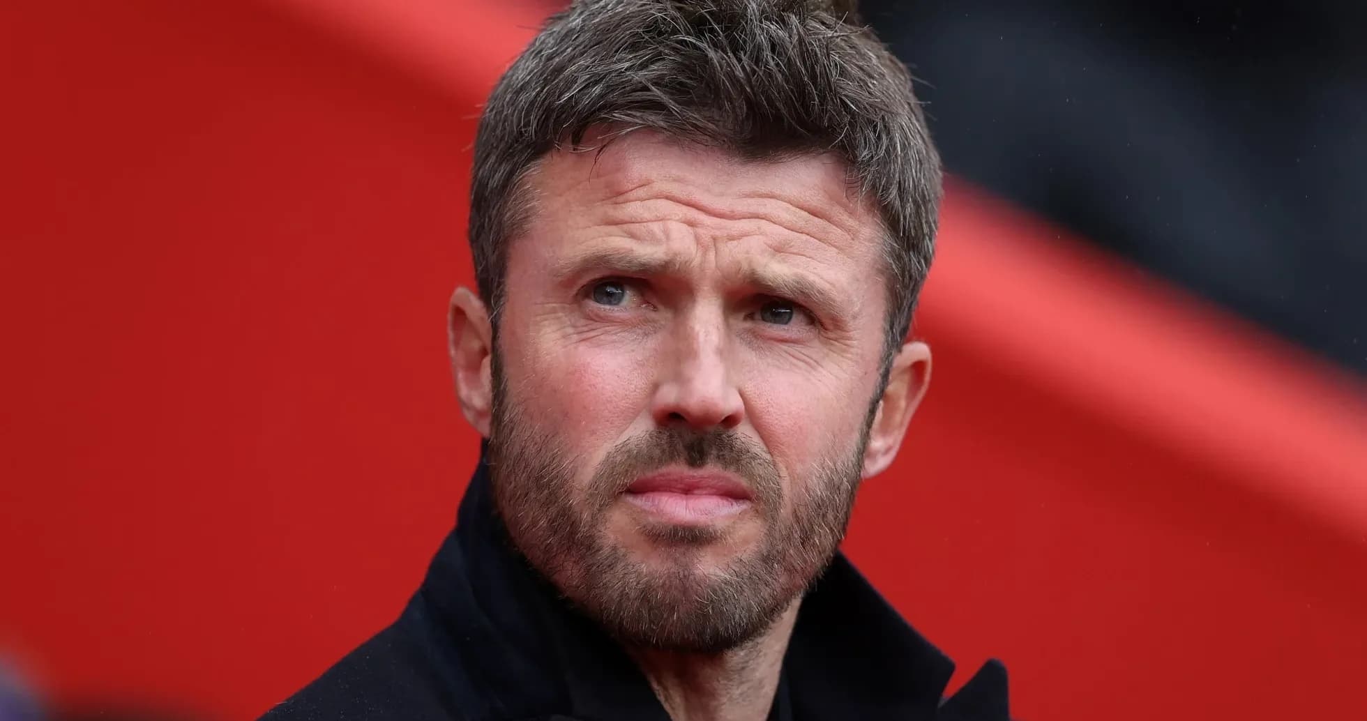 Entrenador observando el partido desde la banca