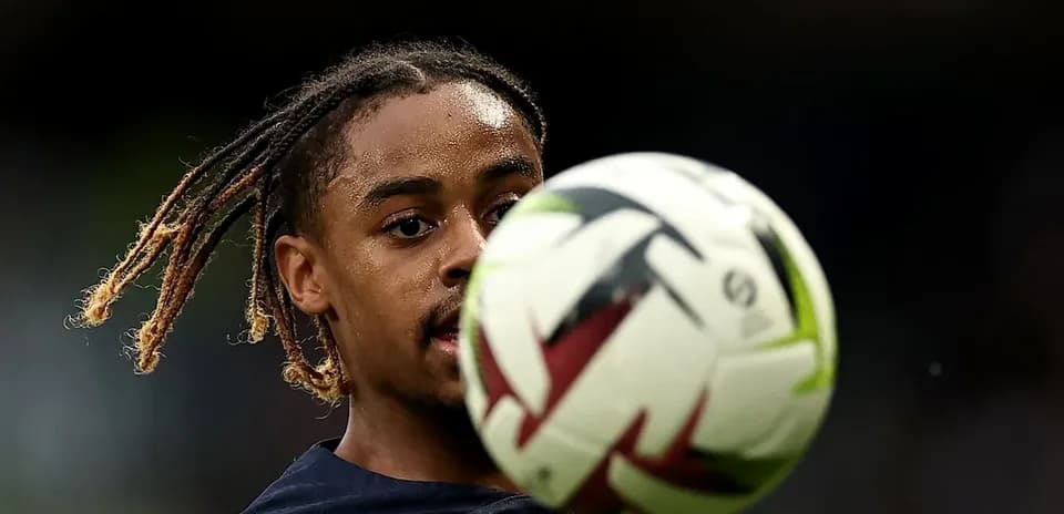 Jugador controlando un balón durante entrenamiento