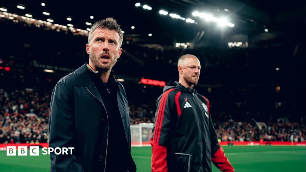 Entrenadores caminando por el campo en Old Trafford