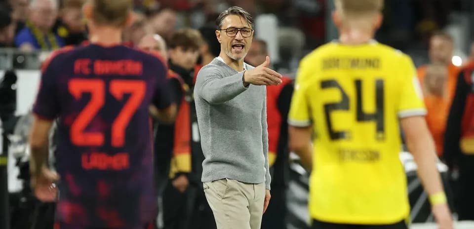 Entrenador dirigiendo a sus jugadores en el partido