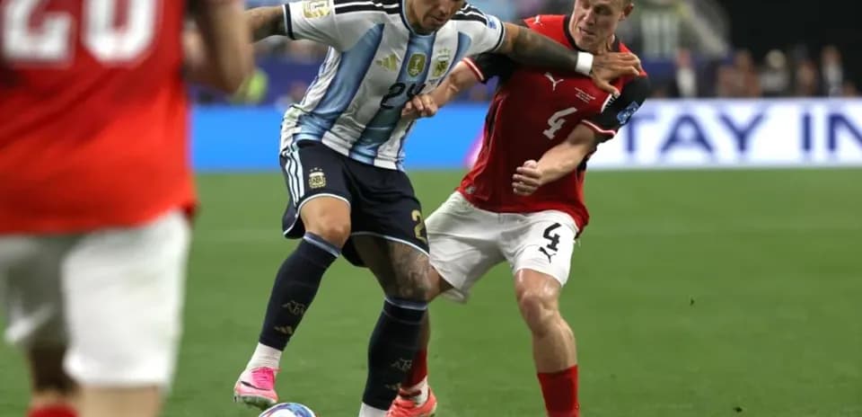 Jugador argentino luchando por el balón con rival