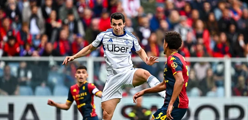 Jugador de Como controlando el balón en el partido