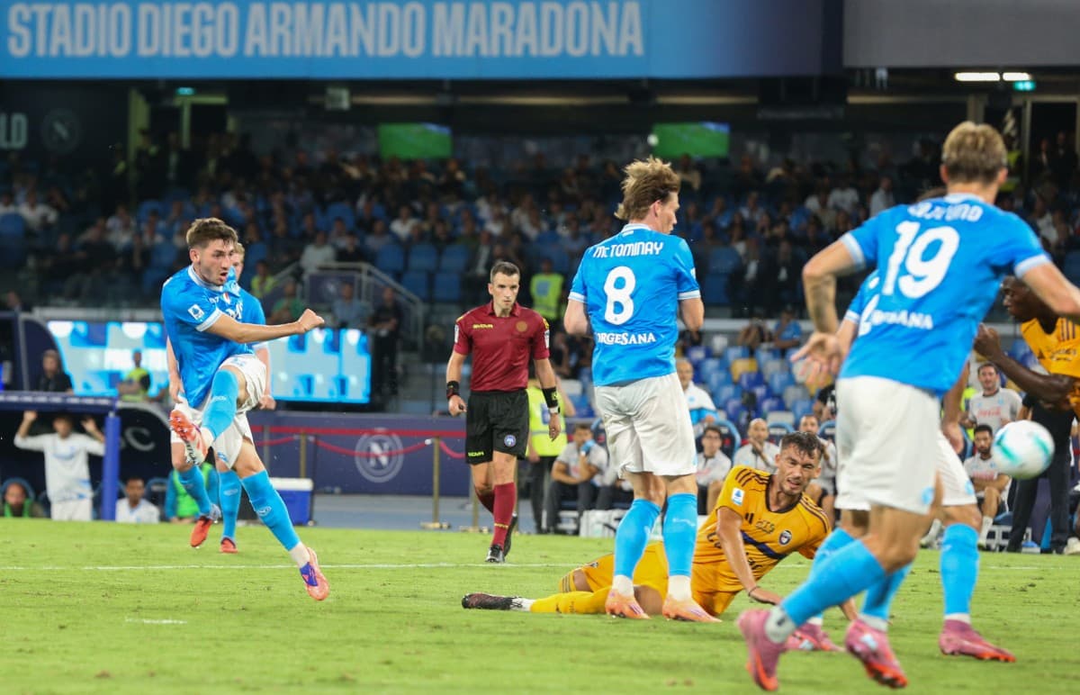 Jugador de Napoli disparando a puerta
