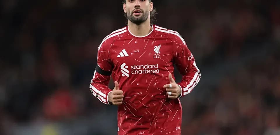 Jugador de Liverpool en la cancha durante el calentamiento