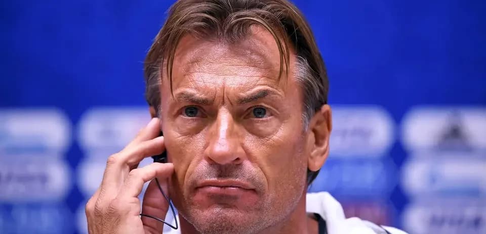 Entrenador hablando por teléfono en conferencia de prensa