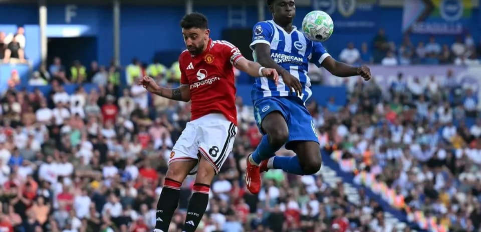 Jugador de Manchester United y Brighton disputando el balón