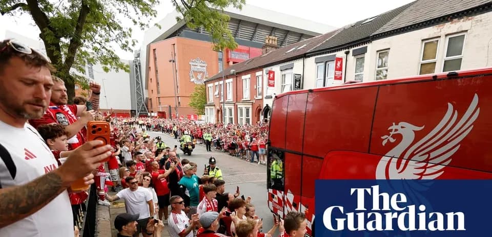 Aficionados de Liverpool reciben autobús del equipo