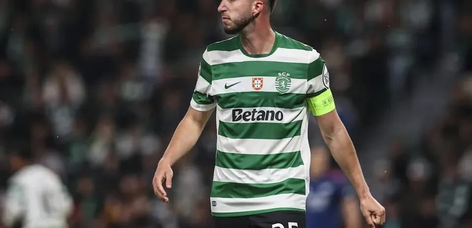 Jugador de Sporting CP con el brazalete de capitán