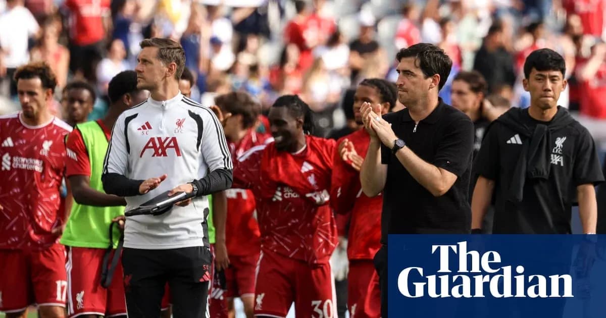 Jugadores de Liverpool saliendo del campo aplaudiendo