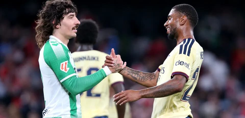 Jugadores de fútbol estrechando manos en el campo