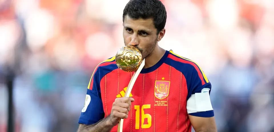 Jugador español besando trofeo tras victoria
