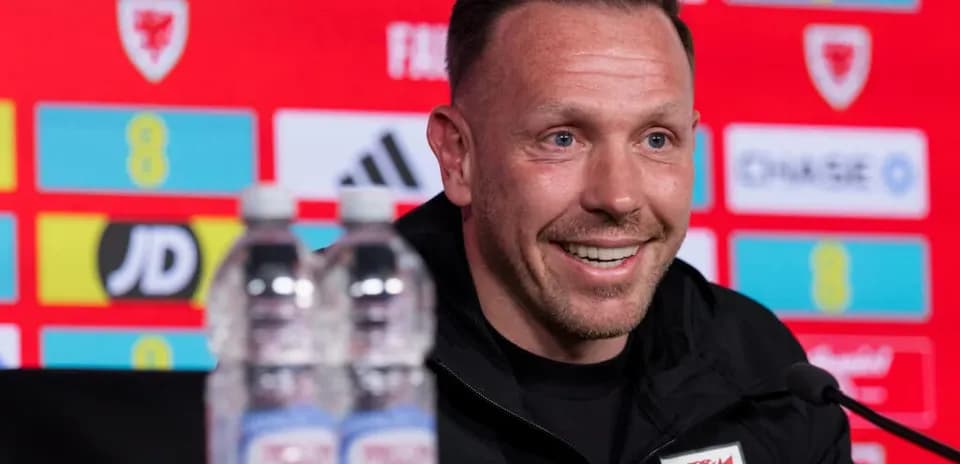 Entrenador sonriente en conferencia de prensa