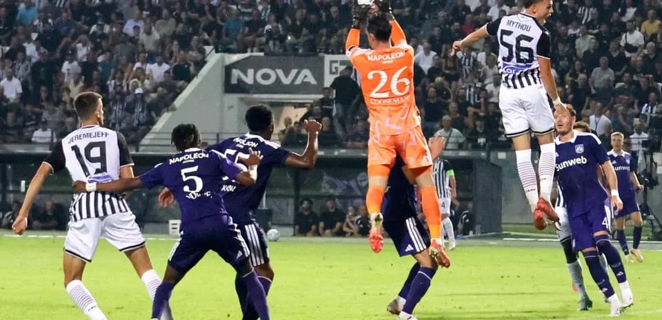 Jugadores compitiendo en el partido PAOK vs Anderlecht