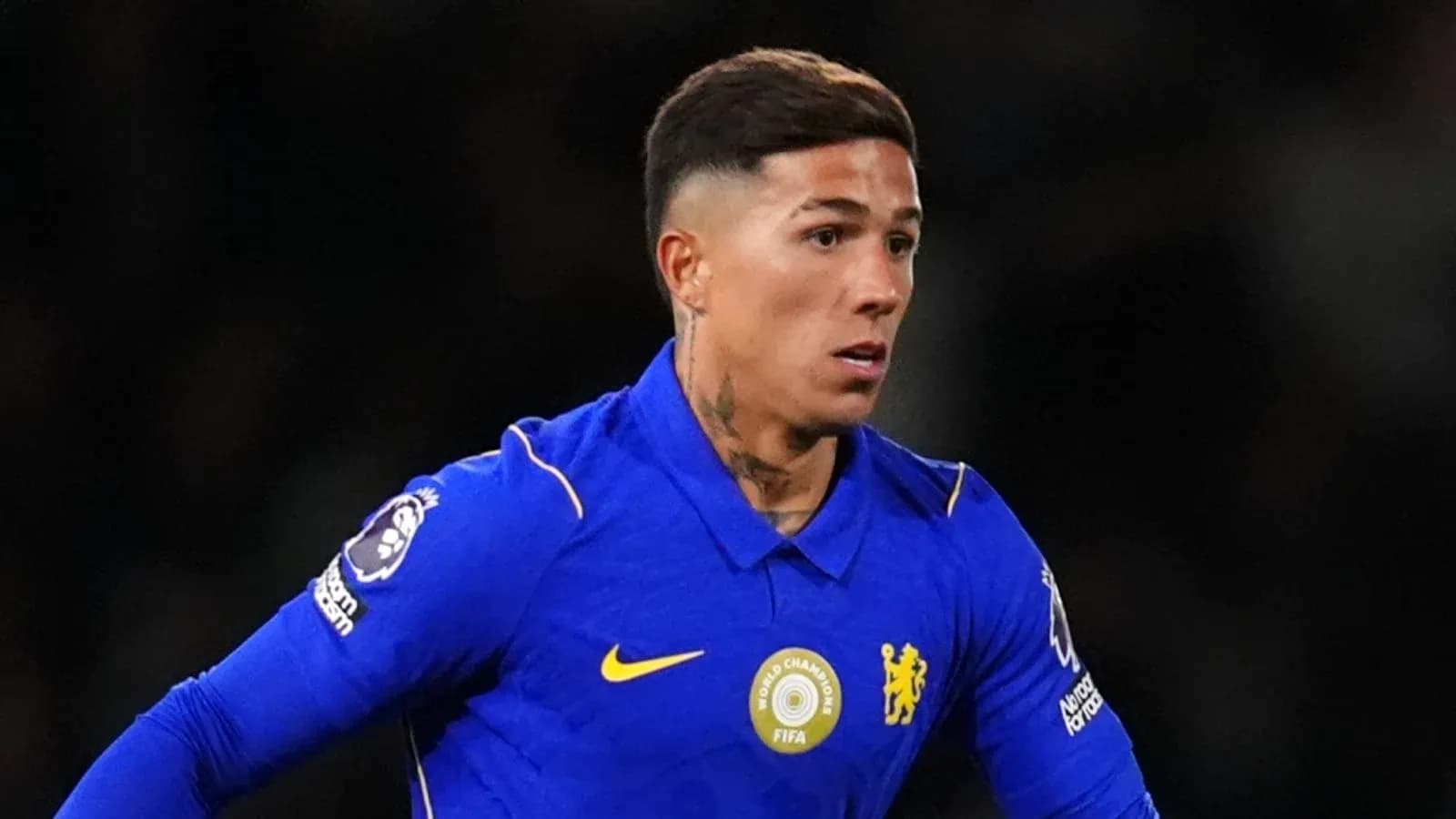 Jugador de Chelsea corriendo durante un partido