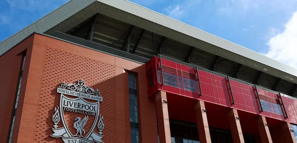 Fachada del estadio Liverpool con escudo del club