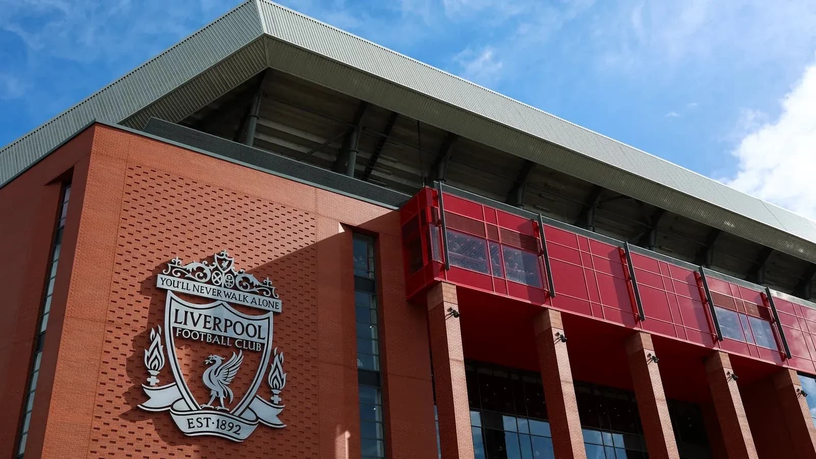 Fachada del estadio Liverpool con escudo del club