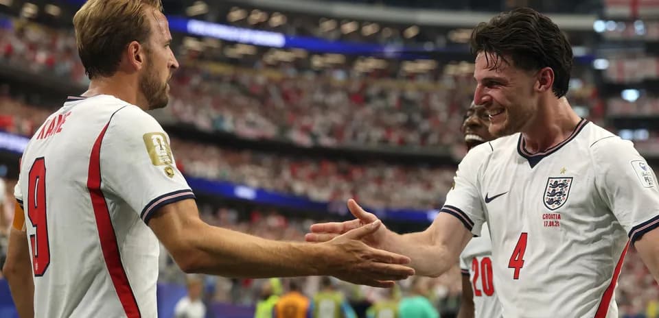 Jugadores de Inglaterra celebrando un gol en el partido