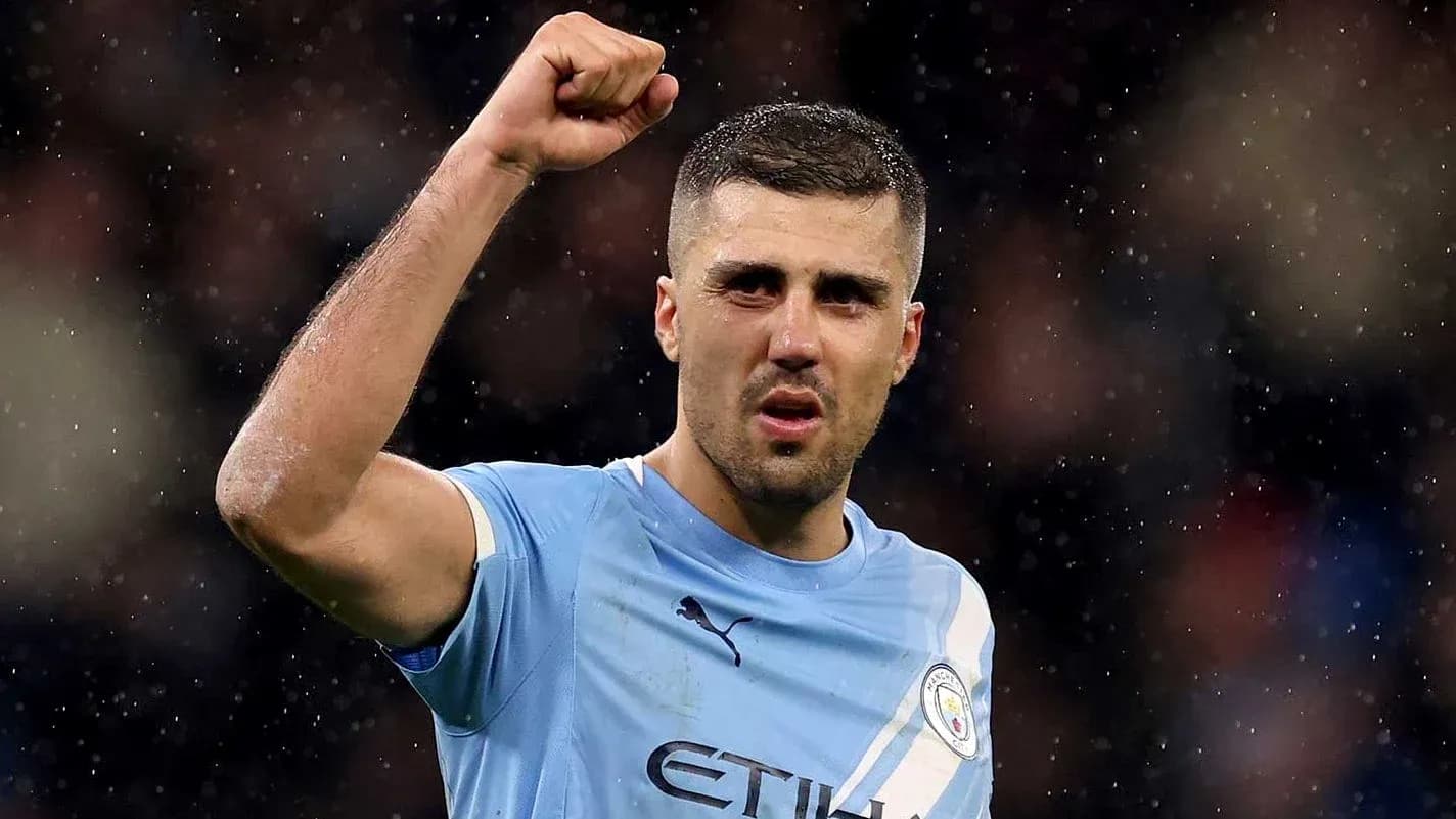 Jugador de Manchester City celebrando con el puño en alto