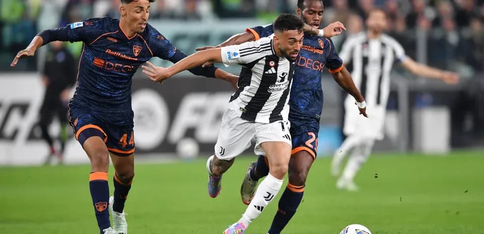 Jugador de Juventus esquivando a defensores de Lecce