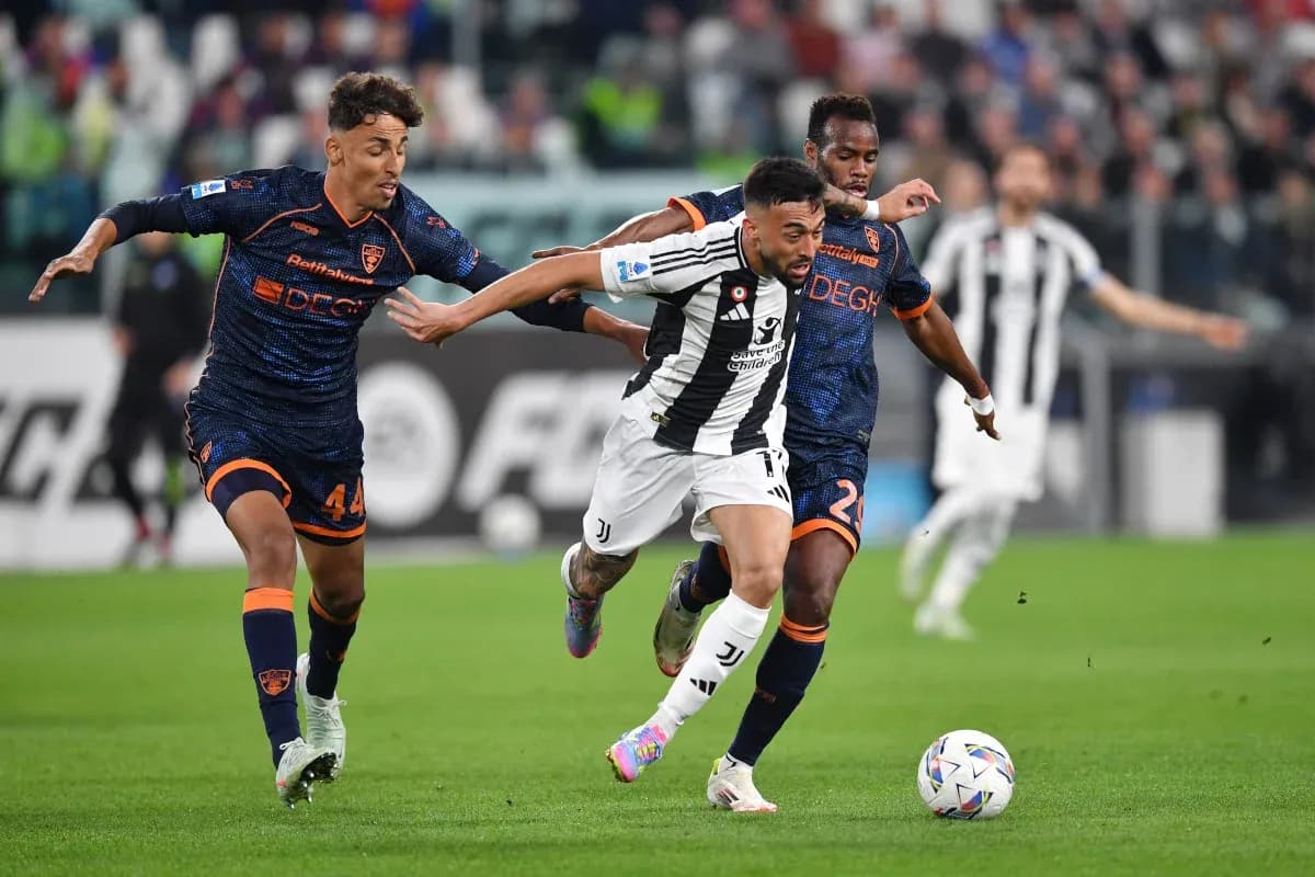 Jugador de Juventus esquivando a defensores de Lecce