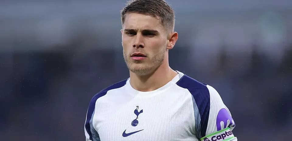 Jugador de Tottenham con cinta de capitán en el campo